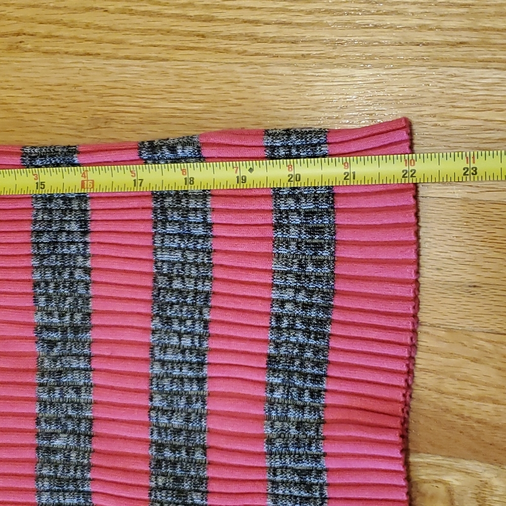 Stretchy Fitted V-neck Sweater - Picture 7 of 7
